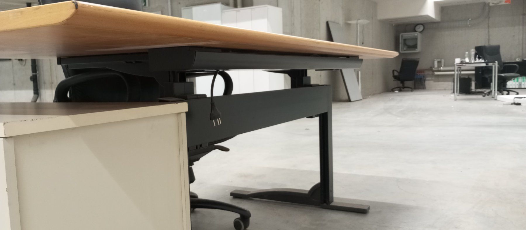 Set di tavolo e panche: Gebrauchter Bürotisch mit Rollcontainer und Bürostuhl – Usato da Salez venduto da tor_ptj8 2