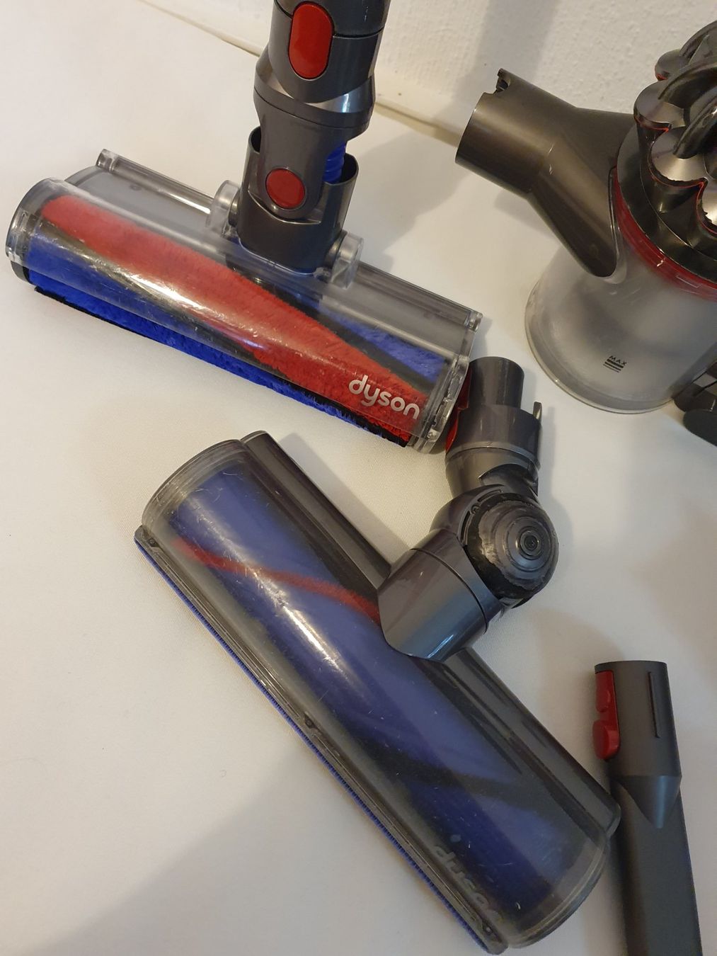 Dyson Aspirapolveri & Accessori: Dyson V8 avec 2 brosses principales – Usato da Lausanne venduto da Af2016 3