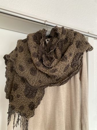 Brauner Schal mit Muster, schön kuschelig, neu