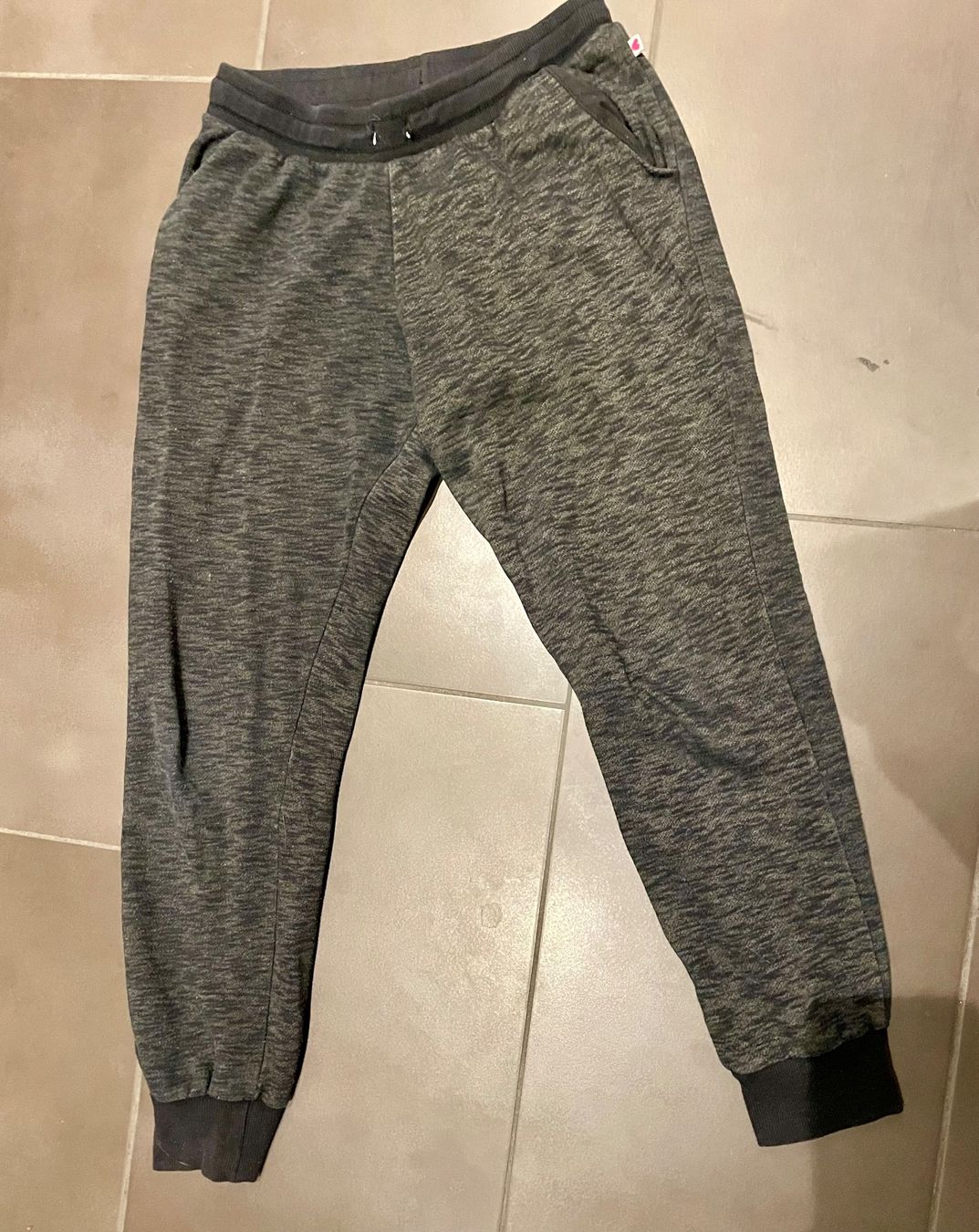H&M Pantaloni: Trainerhose von H&M Grösse 152 – Usato da Fehraltorf venduto da Marlene4