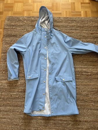 Hellblaue Regenjacke