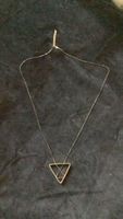 Art Deco Stil Halskette mit Dreieck Anhänger goldfarben, gut
