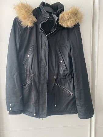 Schöne schwarze Jacke mit Fellkragen in Gr. M von Zara