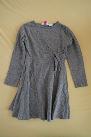 Neuwertig: schmuckes graues Kleid mit Masche, Gr. 110