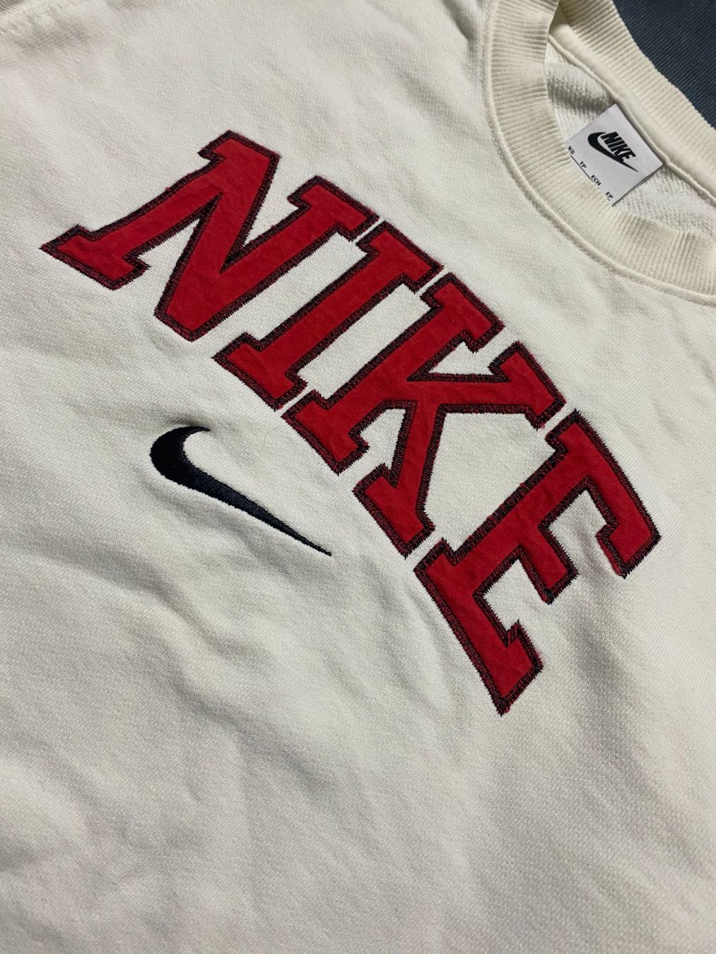 Nike Maglioni & Felpe: Nike Sweatshirt Grösse XS weiss rot – Usato da Liestal venduto da Octo_Vintage 2