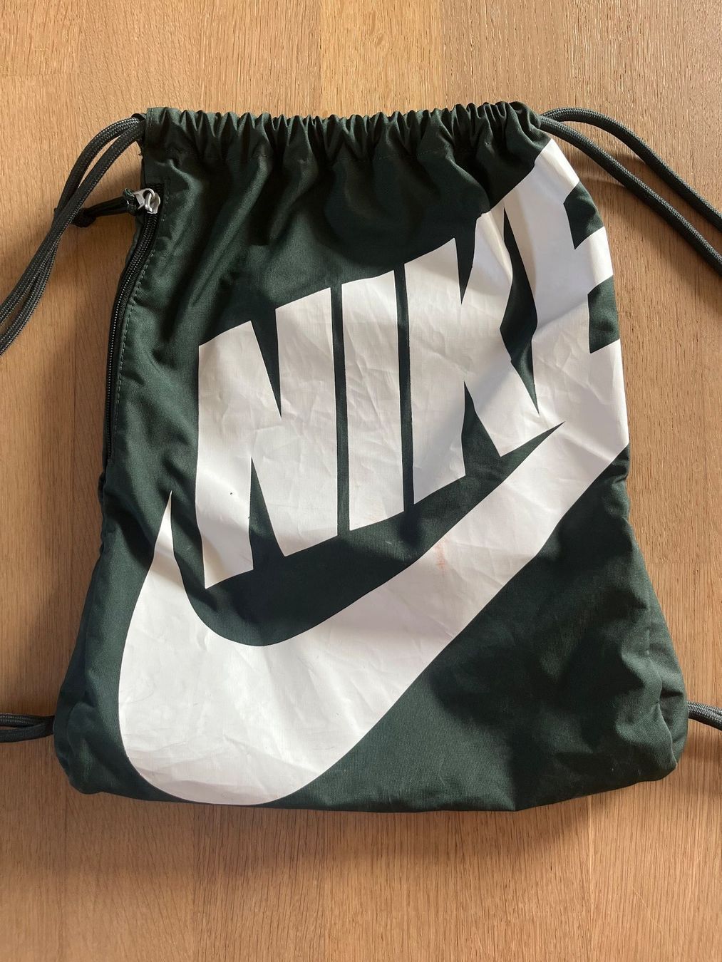 Nike Zaini: Nike Rucksack/Turntasche drawstring backpack dunkel grün – Usato da Laupen BE venduto da lee_ym6v 3