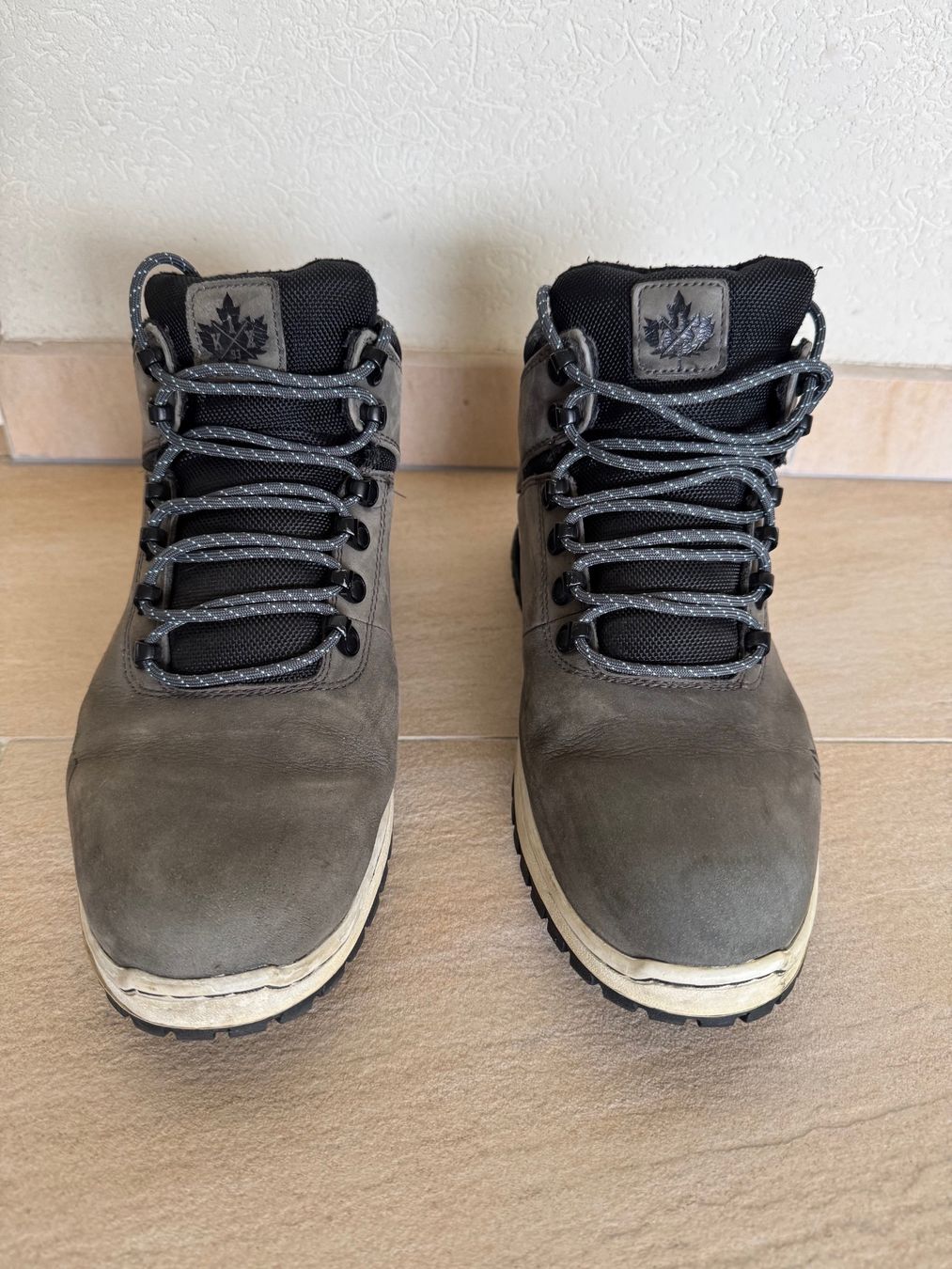 K1X Scarpe da uomo: Bottines K1X en daim gris, p.10.5/44.5 – Usato da St-Gingolph venduto da GoldenKeys