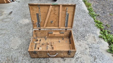 Alte Holz-Werkzeugkiste / Werkzeugkoffer aus Holz