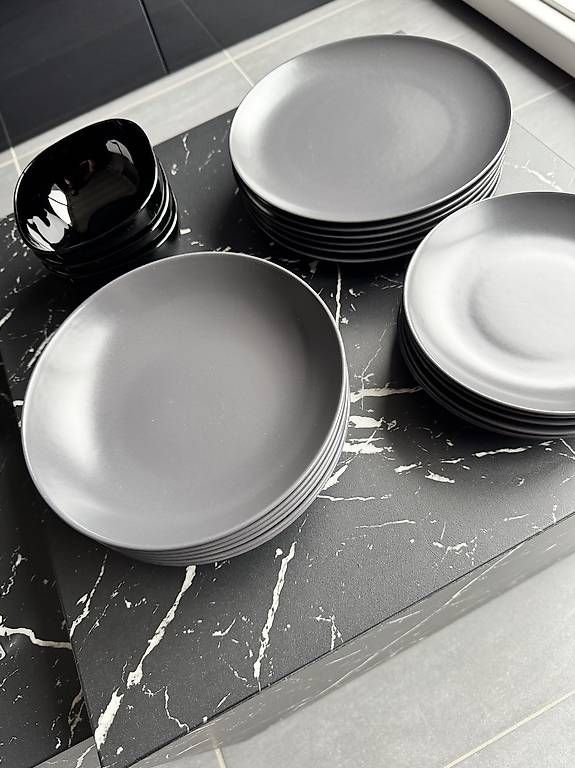 Teller: Lot de 18 assiettes  – Gebraucht aus Monthey von and_c5w8 3