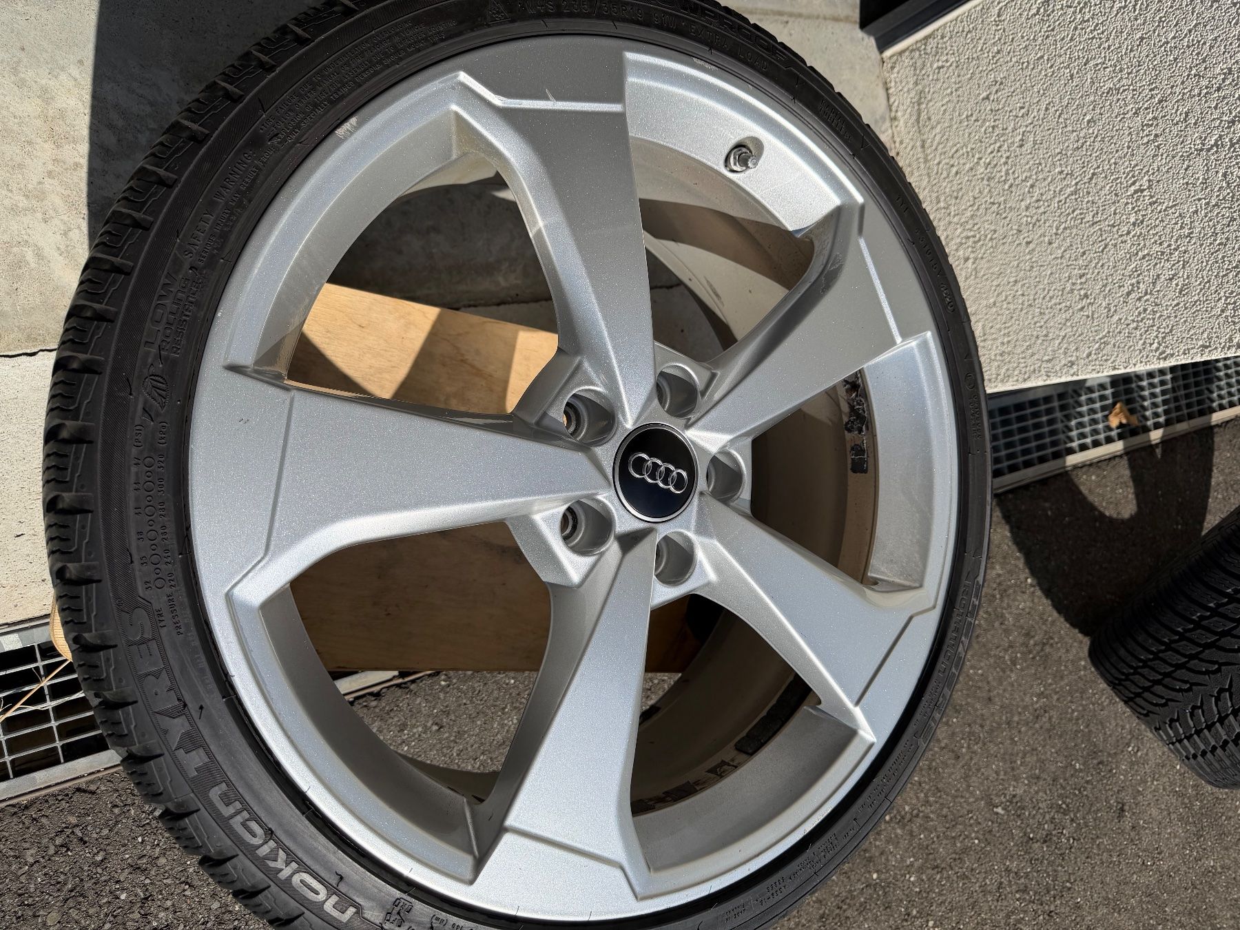 Audi Pneus & Kompletträder: Audi Winterräder 8V SB – Gebraucht aus Alpnachstad von Schnuitzi