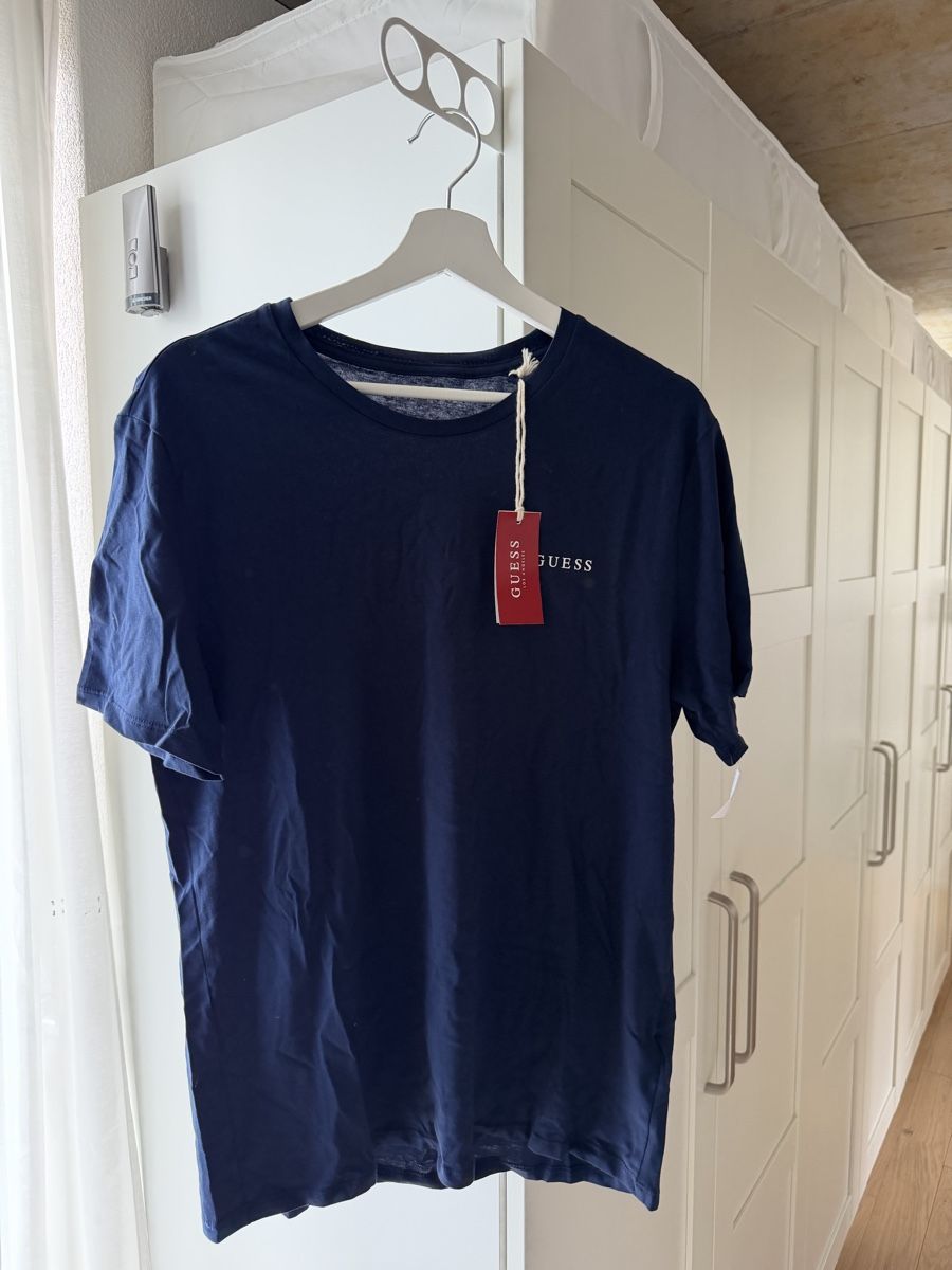 Guess T-Shirts: Guess T-Shirt Dunkelblau – Neu und originalverpackt aus Heerbrugg von ura_ra97
