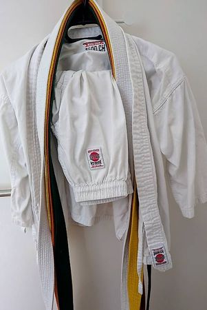 Karateoutfit, Anzug, Handschuhe und Schoner XXS für Kinder