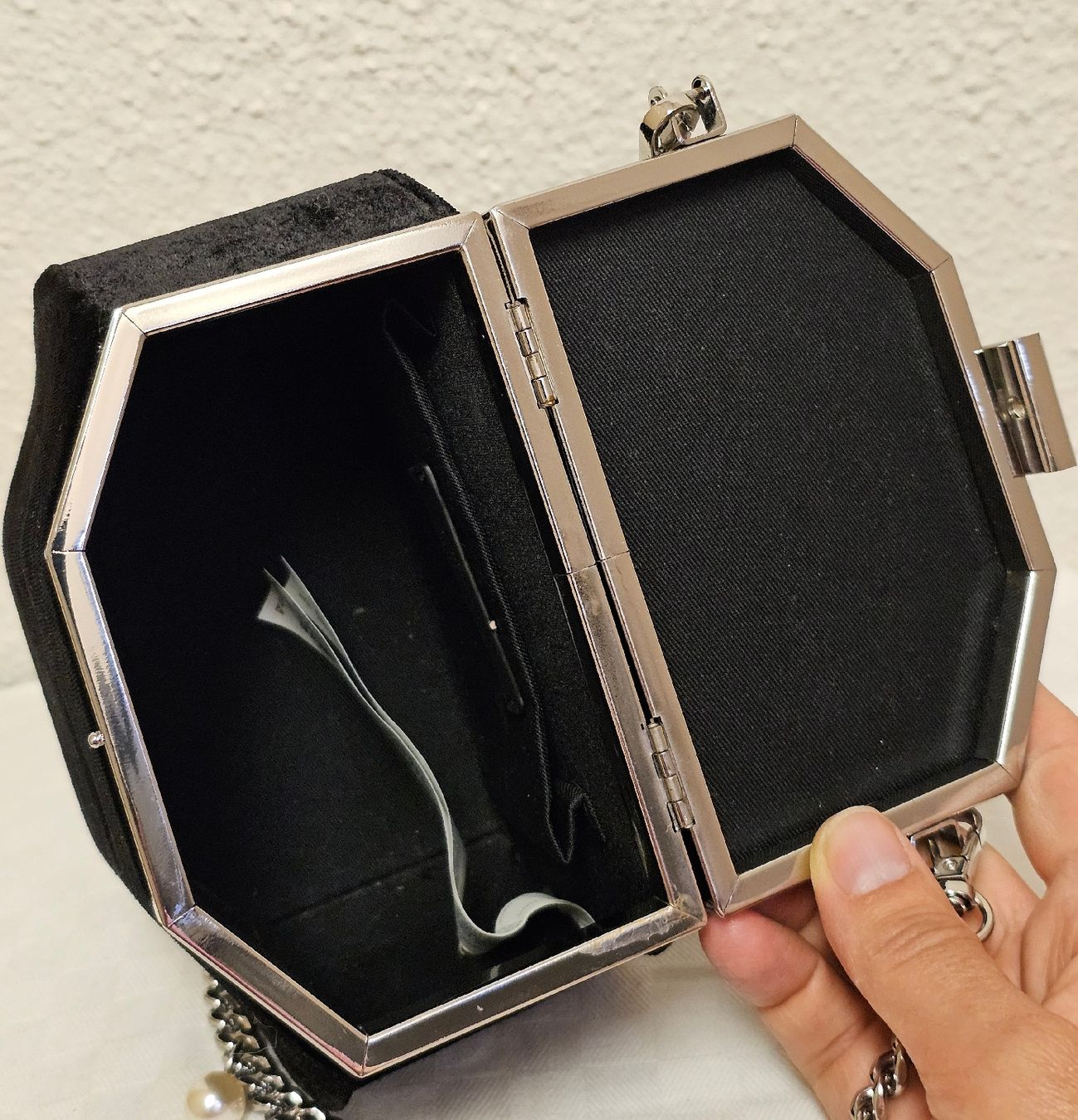 Zara Borse da donna: ZARA BASIC Samt Abendtasche / Clutch mit Kette & Perlendetai – Usato da Urdorf venduto da ole_mrp9 5