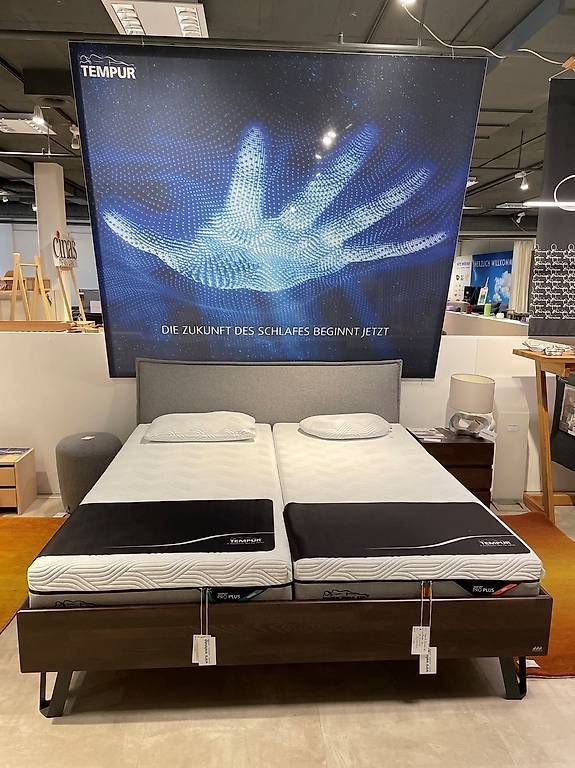 Lits: Hasena Wood-Line Bett mit Nachttisch – D'occasion à Volketswil par wirzwohnen