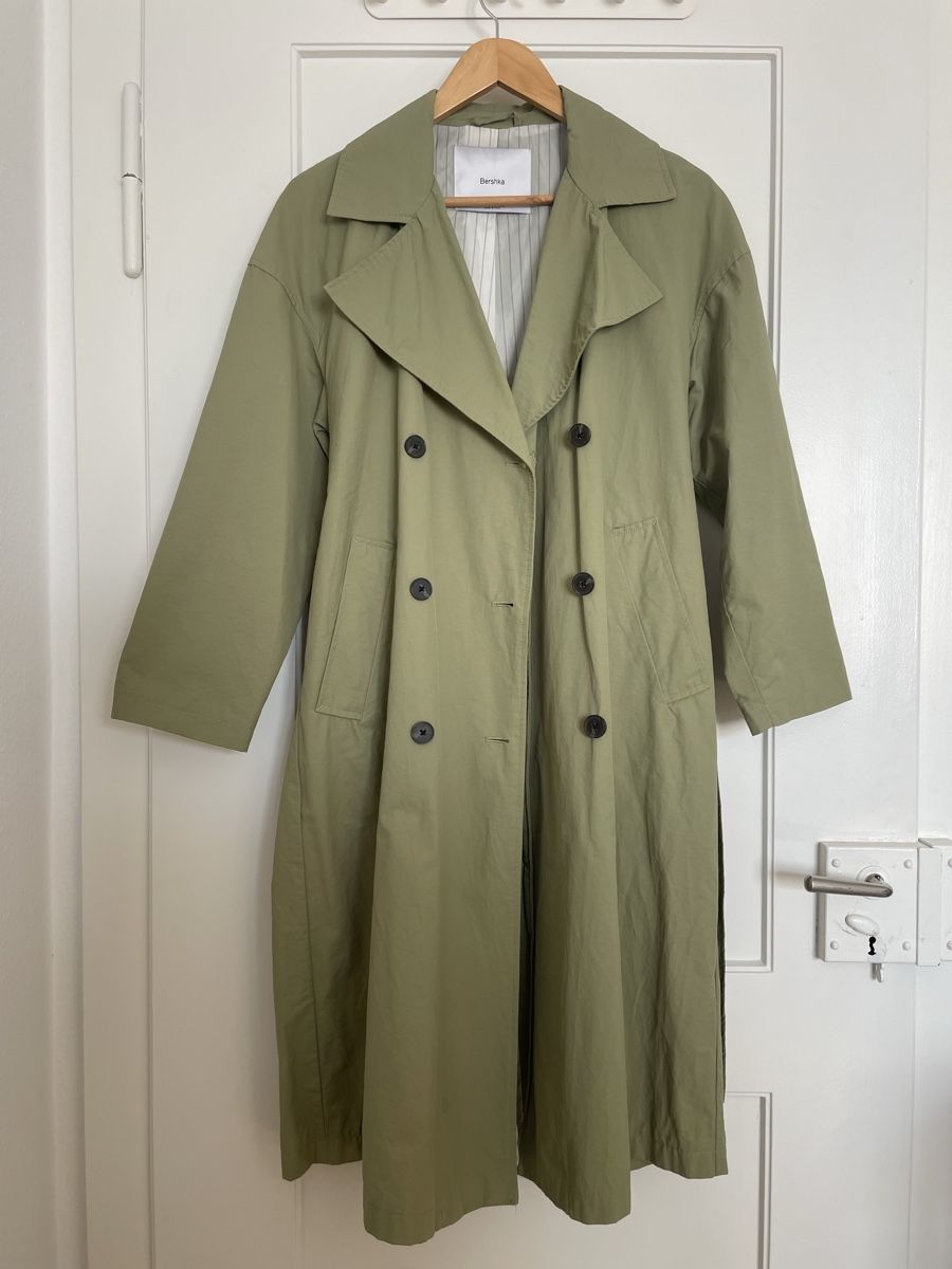 Bershka Cappotti: Trenchcoat, olivgrün – Usato da Zürich venduto da lauraliebtdensommer