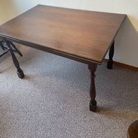 Esstisch in dunklem Holz (Nussbaum-Optik)