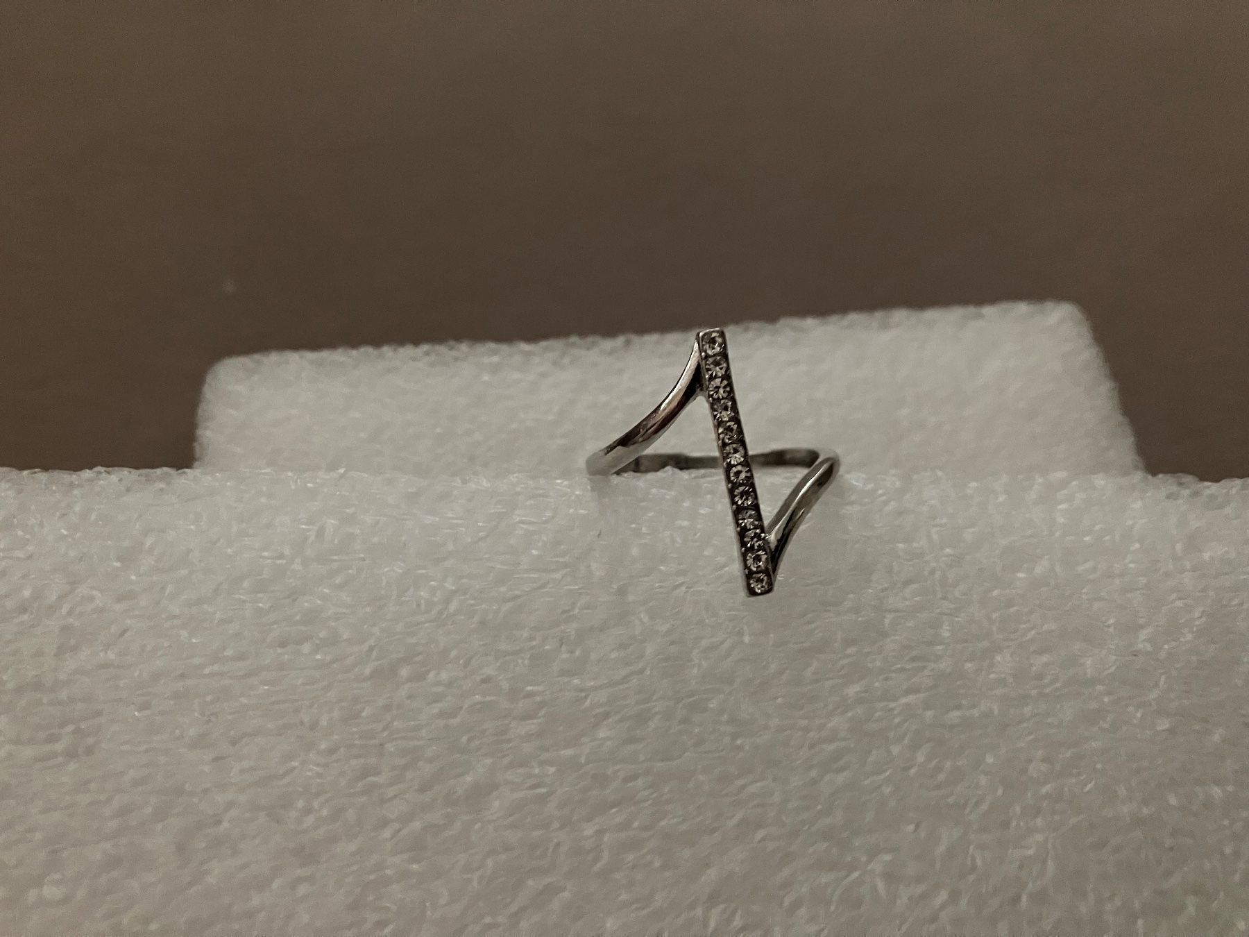 Ringe: Eleganter, modischer Ring, silberfarben mit synth. Steinchen – Neu (gemäss Beschreibung) aus Affoltern am Albis von Dlotti 2