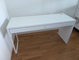 Weisser Schreibtisch mit Schubladen