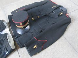 Feuerwehruniform mit Mütze