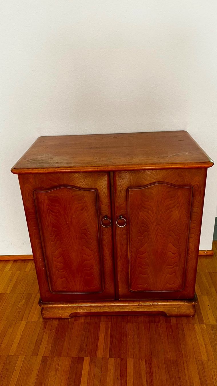 Cassettiere: Vintage Holz- Kommode mit 2 Türen – Usato da Münchenstein venduto da sil_h6c9