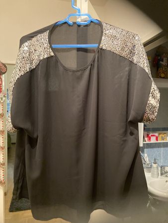 Haut noir paillettes taille XL neuf.