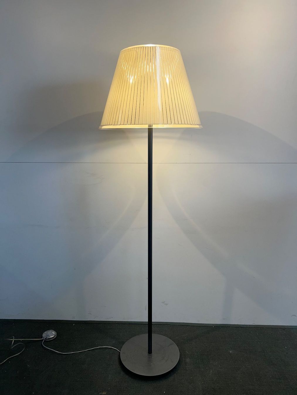Artemide Lampade: 038 ARTEMIDE Choose Designerstehleuchte – Usato da Wangen an der Aare venduto da TBYN