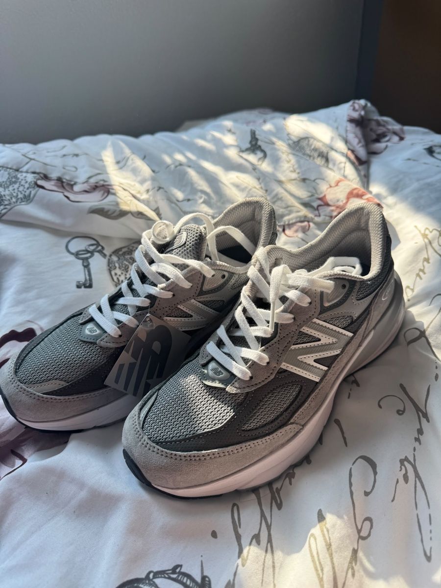New Balance Damenschuhe: New Balance 990v4 – Neu und originalverpackt aus Bachenbülach von MC.94