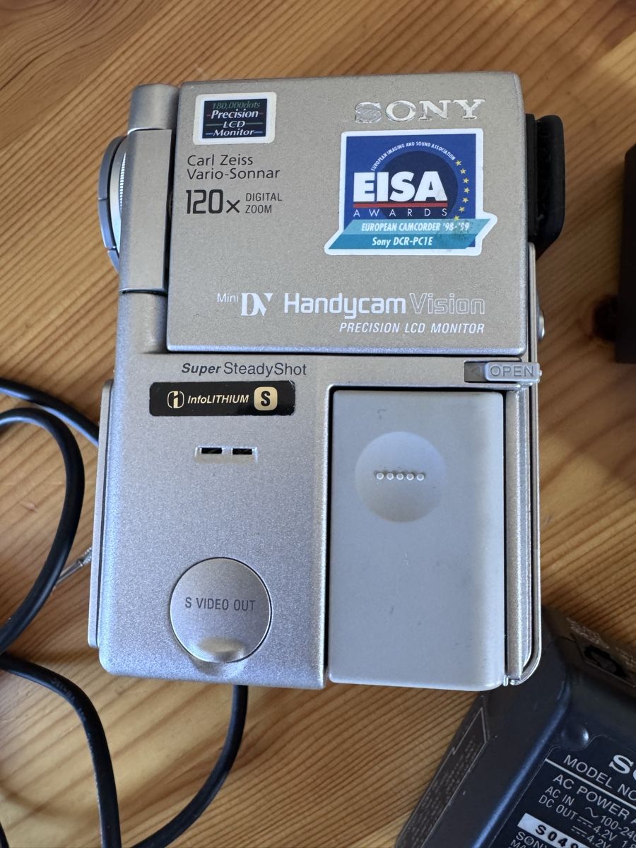 Sony Videocamere: Caméscope Sony Handycam Vision – Usato da Vésenaz venduto da Angela.C3