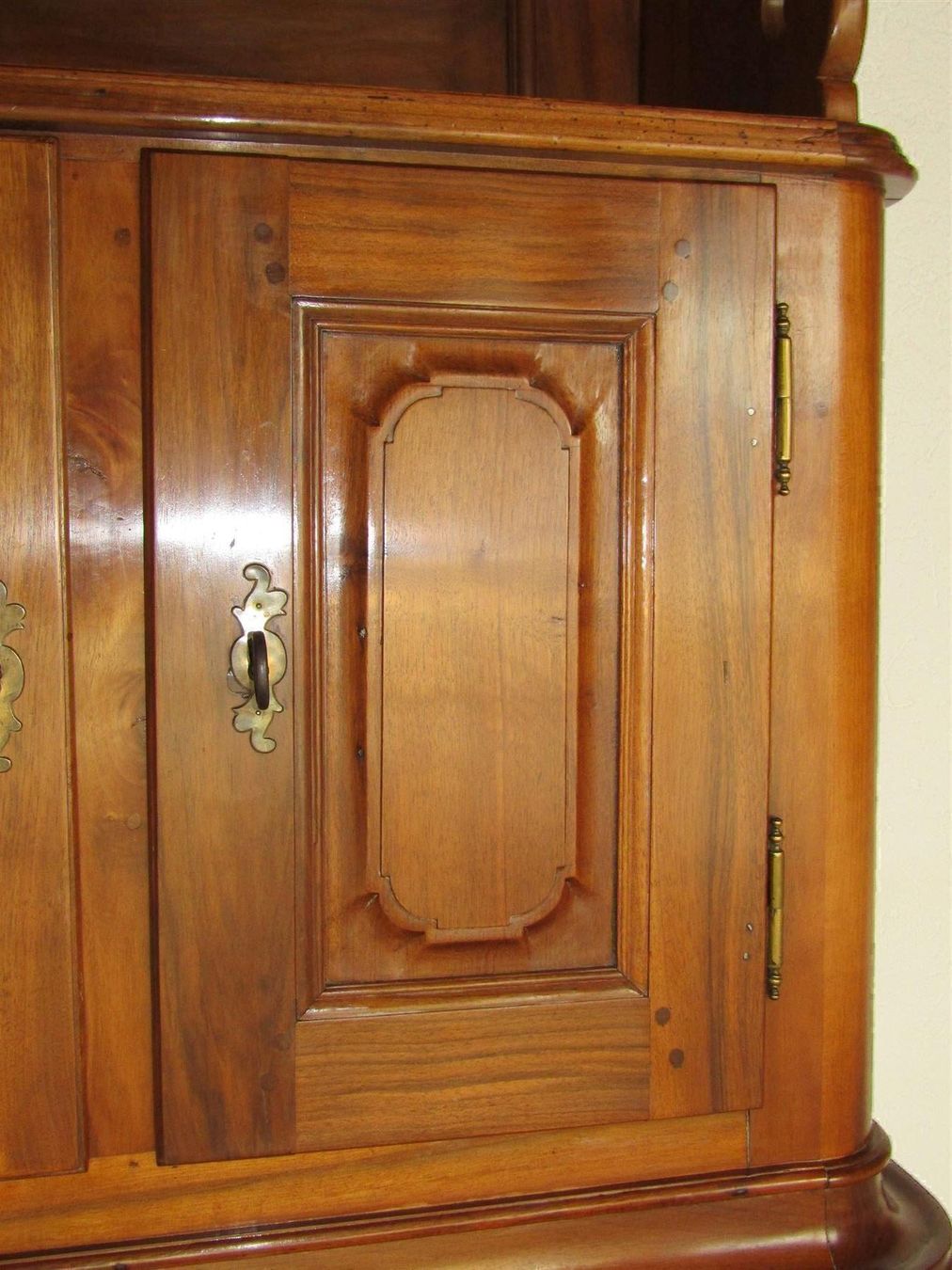 Credenze: Nischenbuffet Nussbaum massiv - restauriert          (Nr.80) – Usato da Herzogenbuchsee venduto da Winigo 2