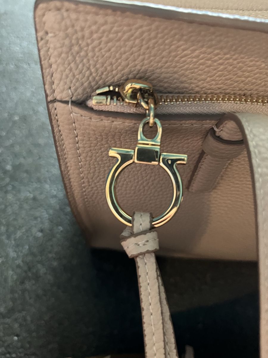Salvatore Ferragamo Sacs femmes: Salvatore Ferragamo Tote Bag - Excellent condition – Neuf (Voir description) à Colombier NE par Rain.. 8