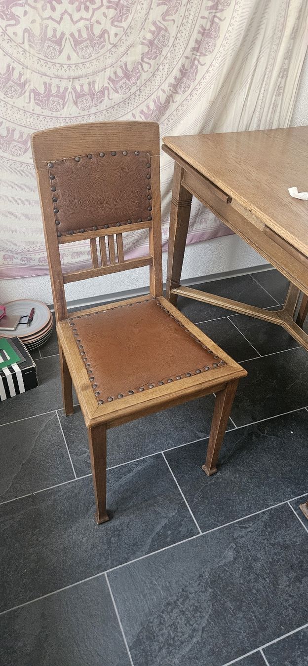 Tische: Holtisch mit 4 Stühlen – Gebraucht aus Bern von Sailey