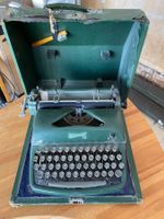 Vintage grüne Rheinmetall Schreibmaschine
