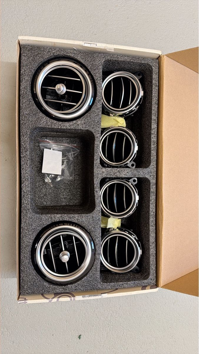 Tutti pezzi di ricambio auto: Bouches d'aération Mercedes EClass - Ensemble Complet – Usato da Reconvilier venduto da HarryP96