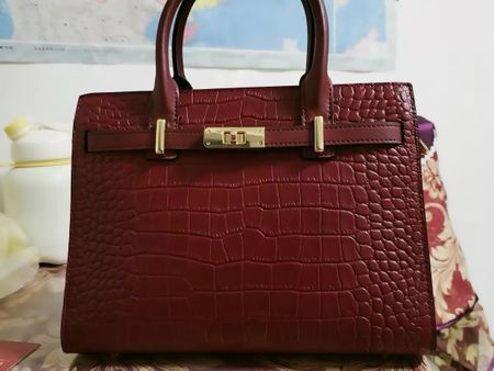 Elegante Echtleder-Handtasche  Diese hochwertige Handtasche