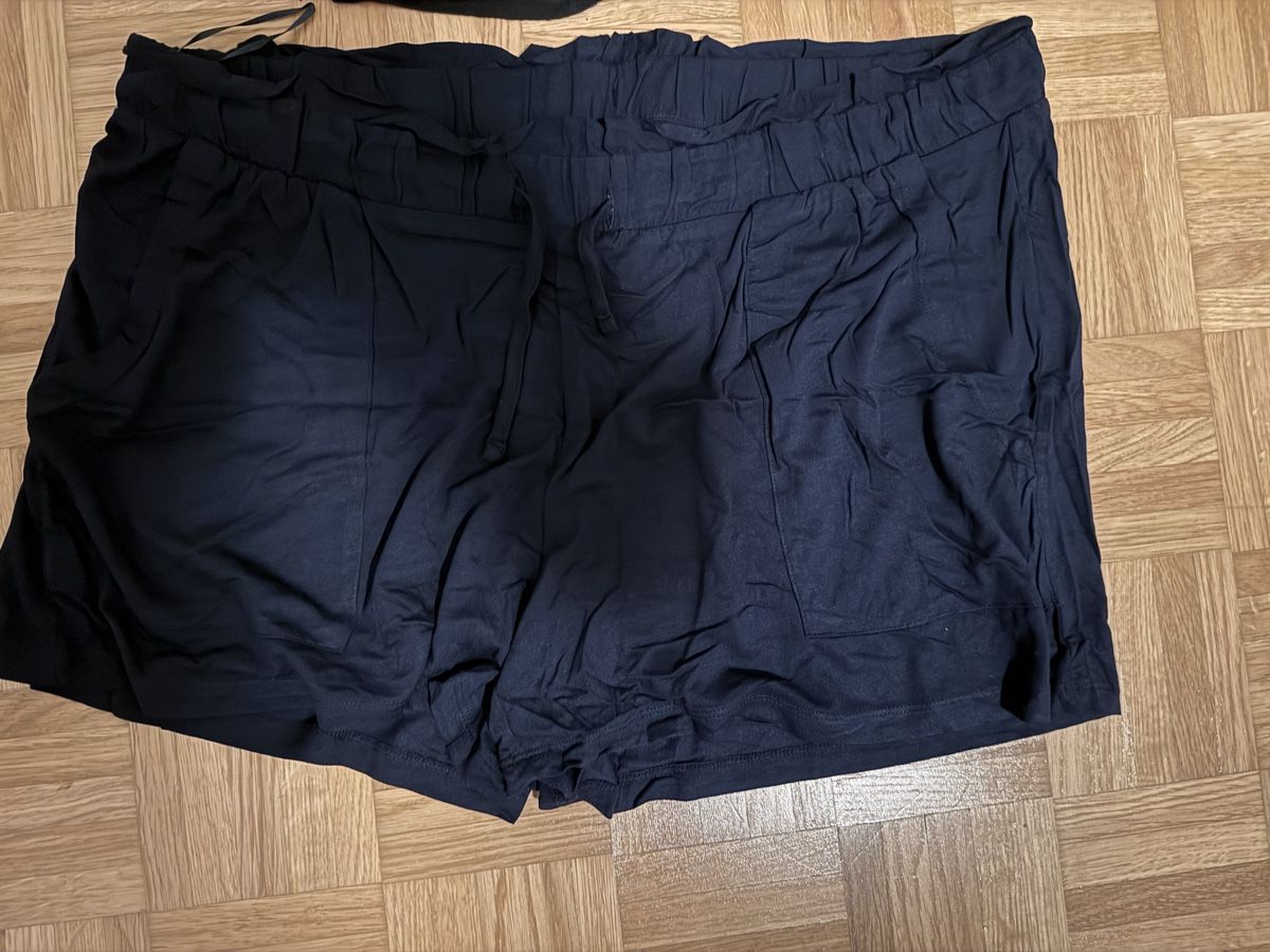 Lotti di vestiti: Schwangerschaft Kleider Grösse XL – Usato da Zürich venduto da MaSte 5