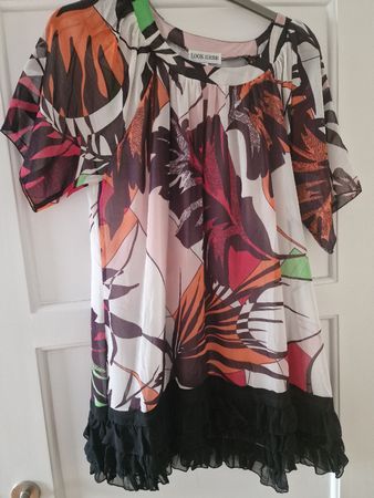 Look Here Blusenshirt L wunderschön mit schwarzen Rüschen.