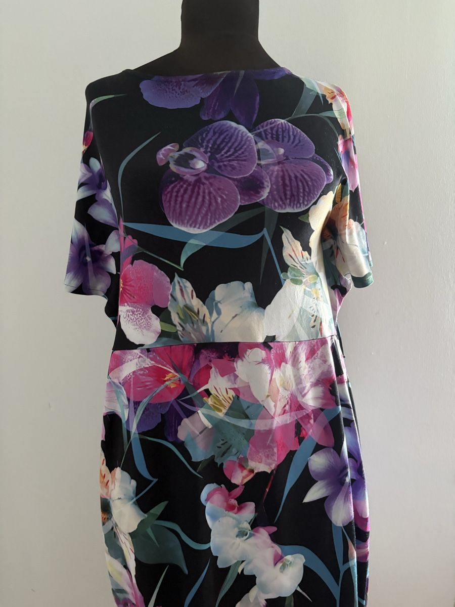 Vestiti: Damen Kleid mit Blumenmuster Grösse M neu – Usato da Bösingen venduto da ash_jnn8