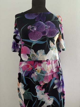 Damen Kleid mit Blumenmuster Grösse M neu