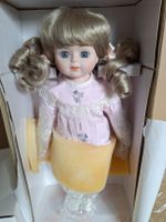 Porzellanpuppe mit dunkelblonden Locken, neuwertig & komplet
