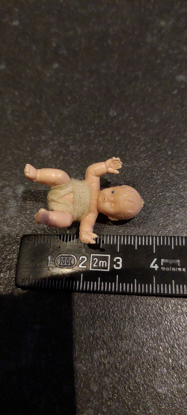 Case e mobili per bambole: 3 Miniaturen Püppchen  – Usato da Muri AG venduto da nindo1 4
