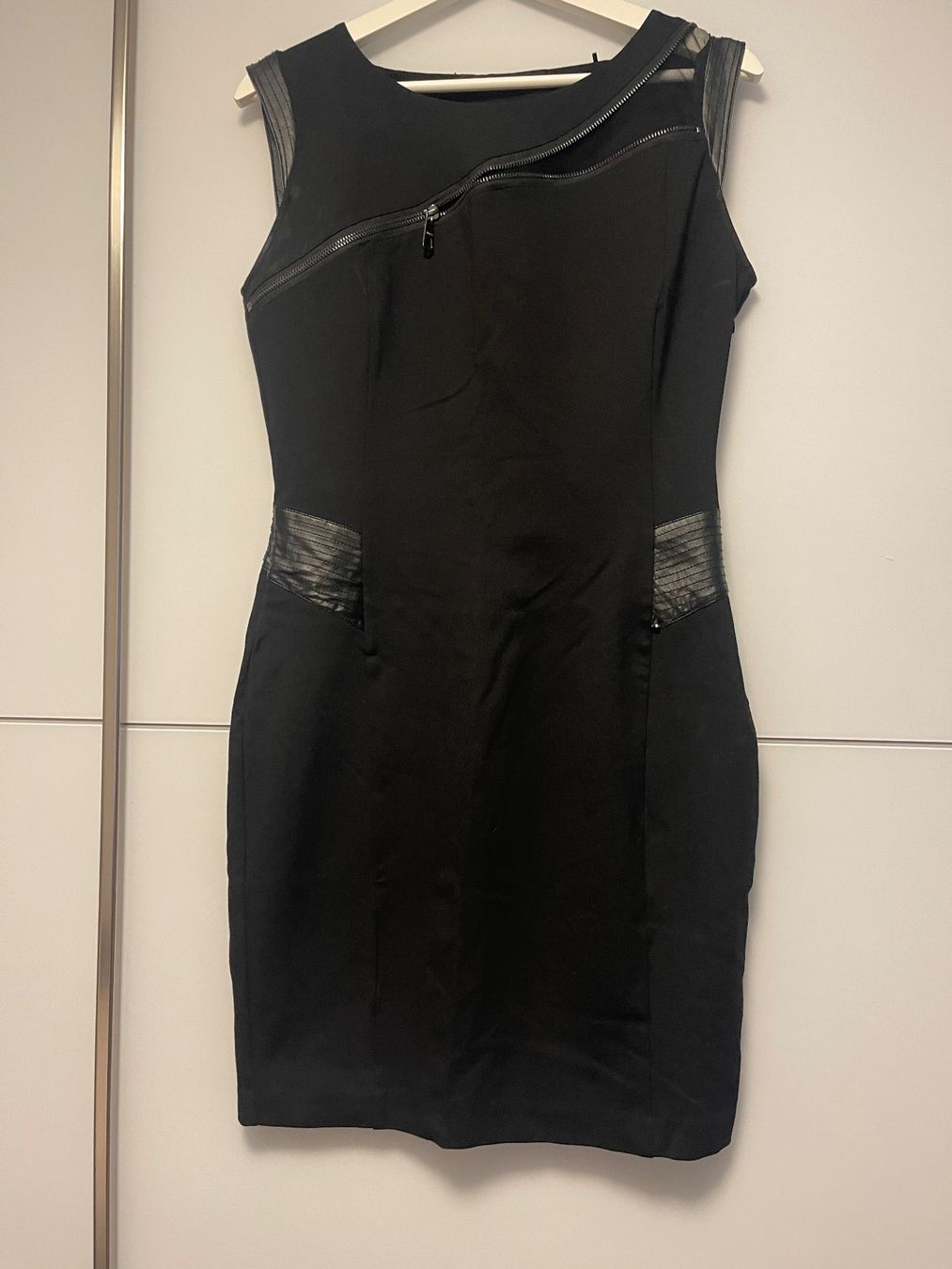 Guess Kleider: Kleid Guess L – Neu (gemäss Beschreibung) aus Winterthur von Milan340