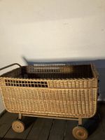 Antiker Kinderwagen aus Weidengeflecht mit Holzrädern