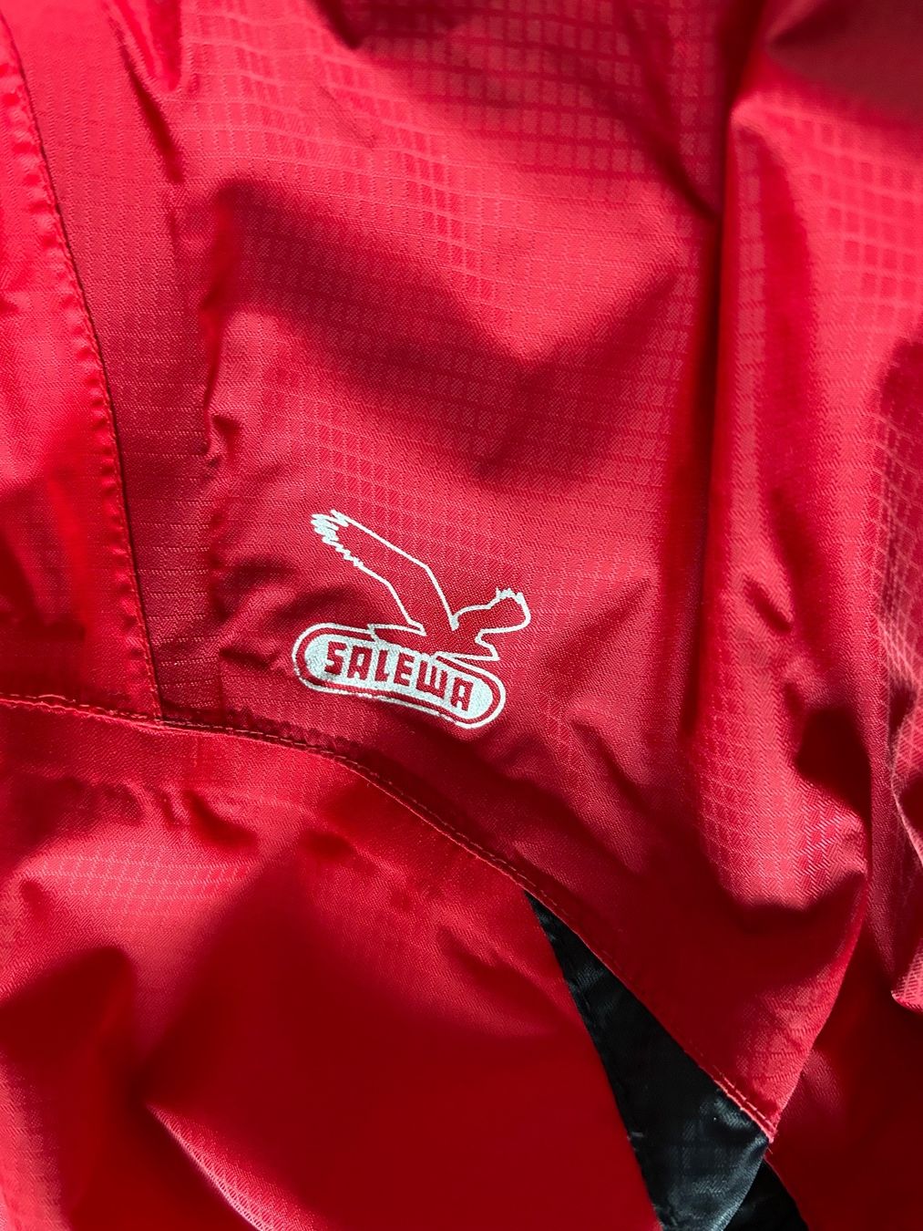 Salewa Jacken: Salewa Damen Regenjacke rot Gr. 38 – Gebraucht aus Emmen von Carbru 2