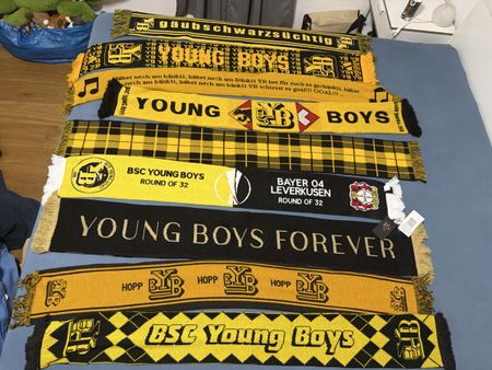 Diverse Fussballschals BSC Young Boys 