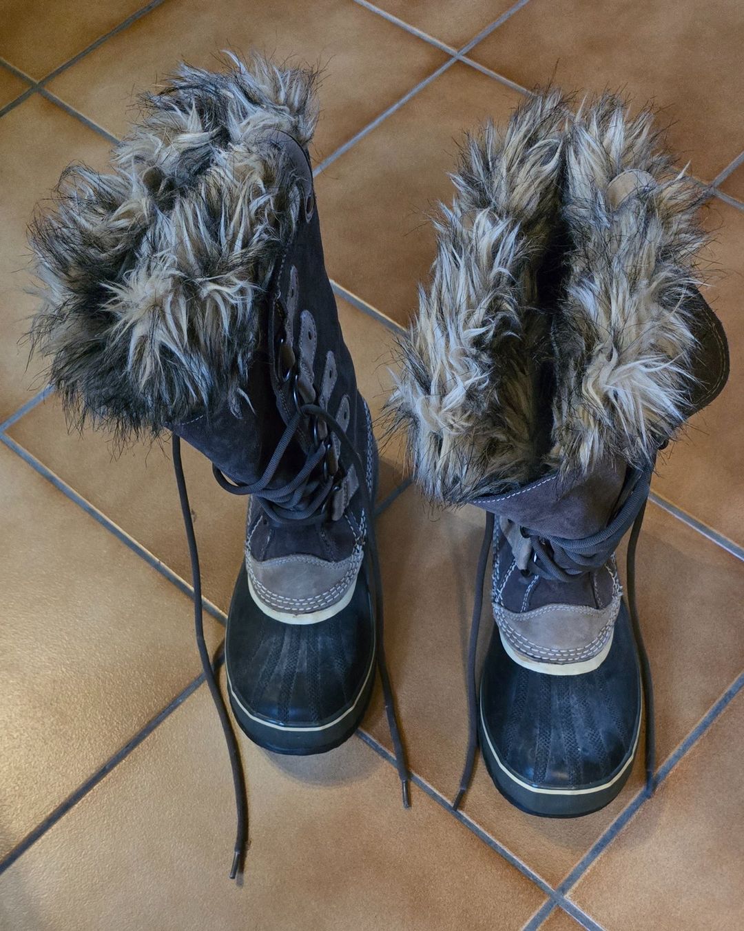 Sorel Herrenschuhe: Bottes de Neige Imperméable SOREL, pointure 42 – Gebraucht aus Clarens von ato_d8ph 1