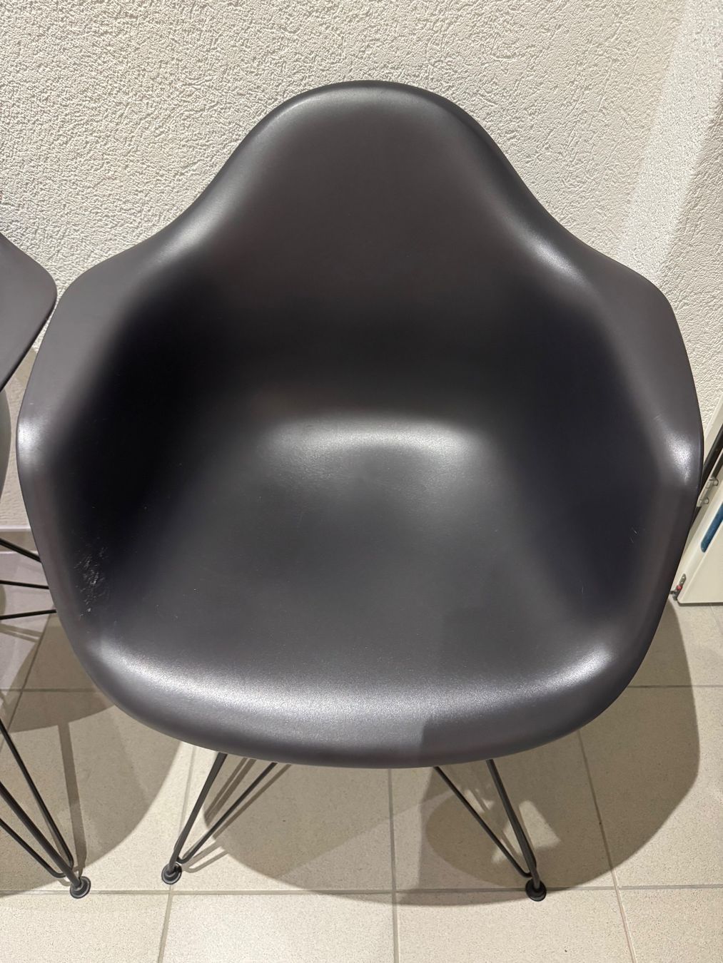 Vitra Stühle: 3x Vitra Eames Plastic Armchair DAR – Original – Anthrazit – Gebraucht aus Gross von isa_mv6h 1
