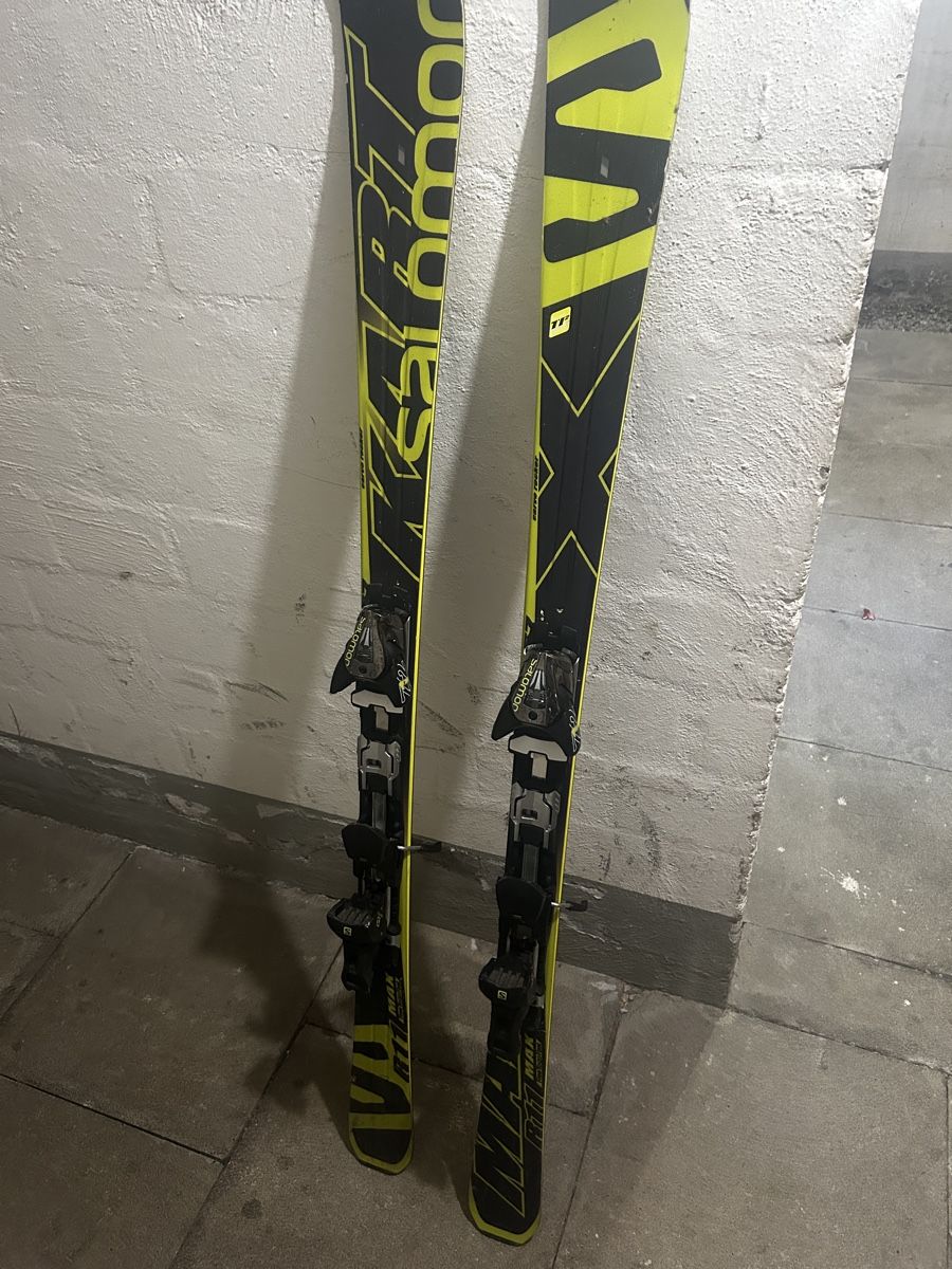 Skis: Salomon Ski R11 Max – D'occasion à Hombrechtikon par hug_5syk