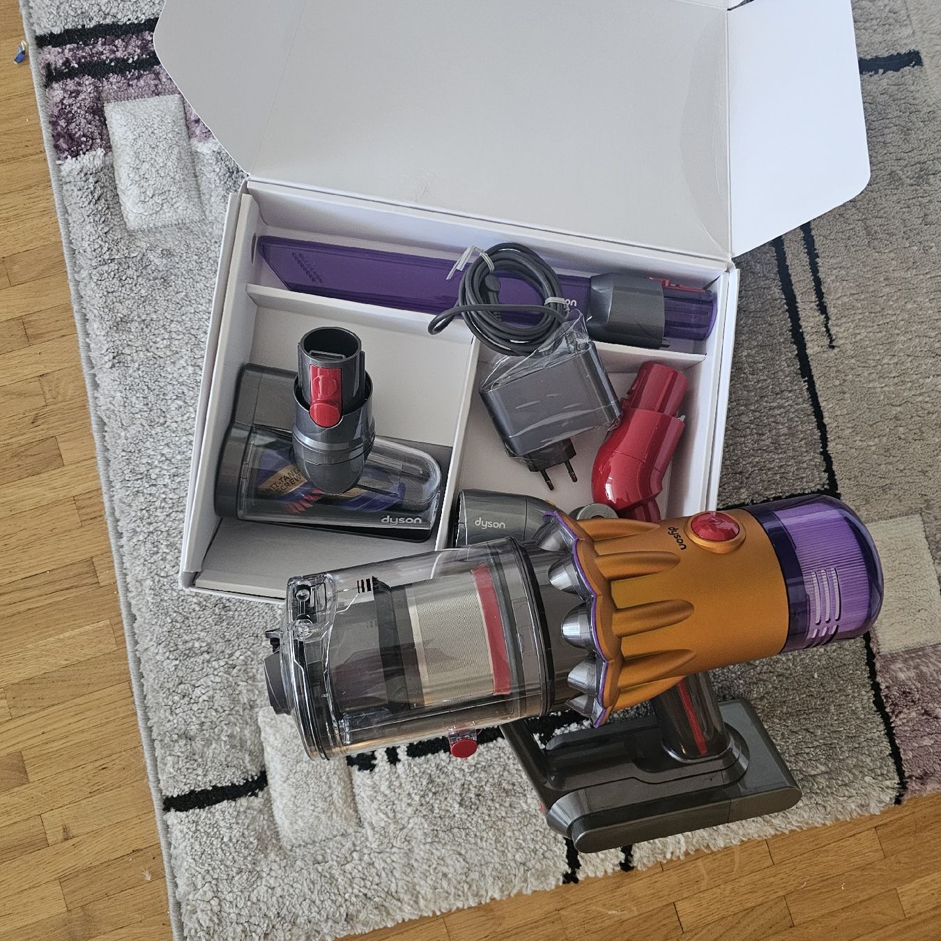 Dyson Staubsauger & Zubehör: Dyson v12 neuf de 1 Chf – Neu (gemäss Beschreibung) aus Plan les ouates von Braun_charly