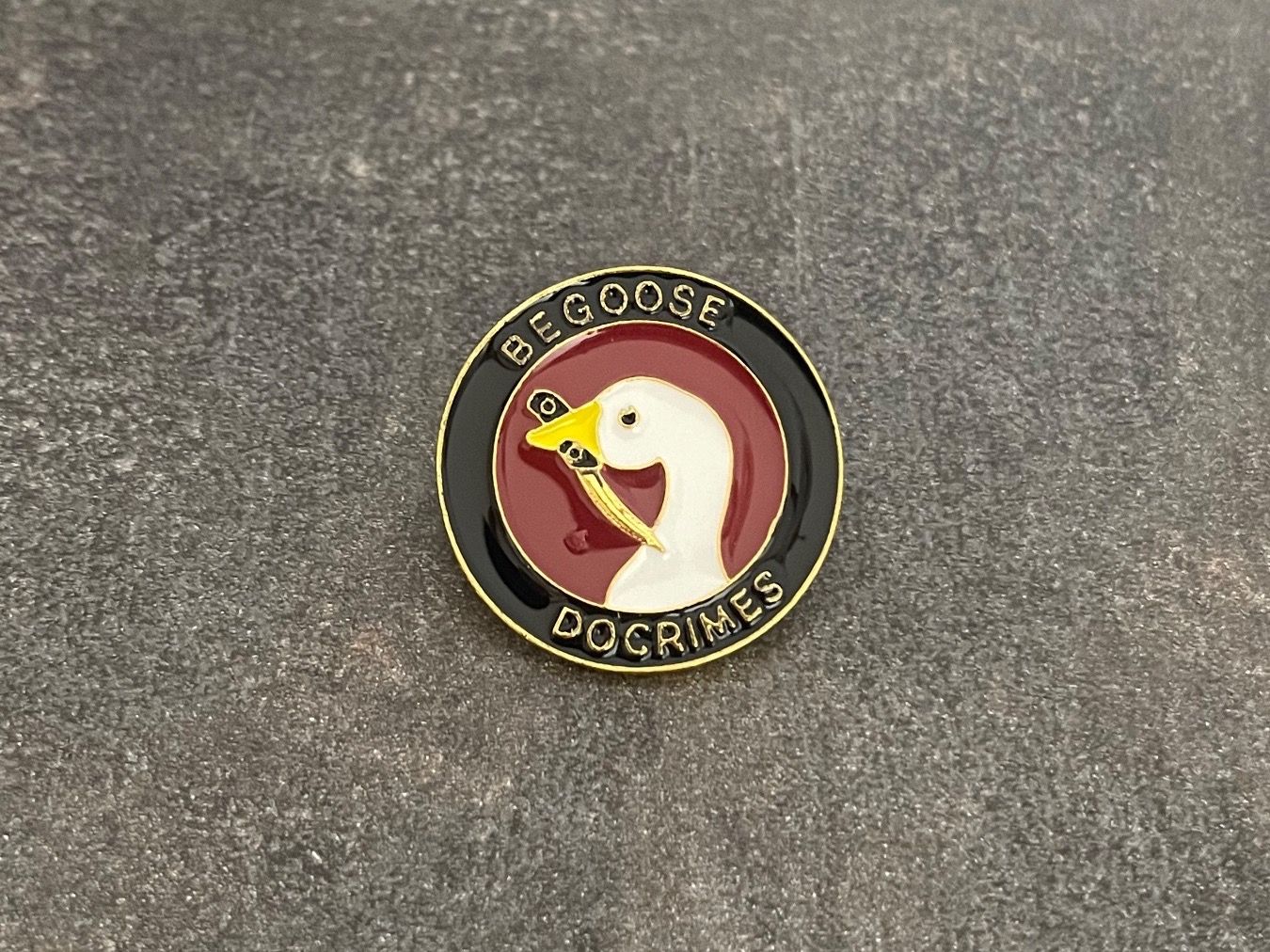 Placchette & Badge: Begoose Docrimes Pin – Usato da Biel/Bienne venduto da bas_c8yf
