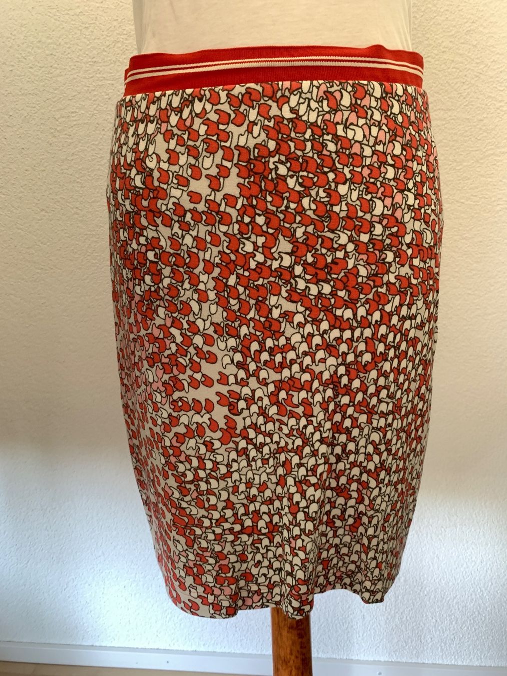 Riani Röcke: Riani Stretch Rock  - Gr. 38 - weiss/Rottöne - TOP – Gebraucht aus Dübendorf von san_tt6m